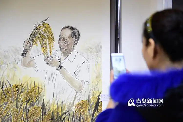 高清:青岛画家为海水稻画像 袁隆平院士跃然纸上