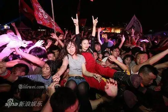 图文2012北京迷笛音乐节跳水乐迷