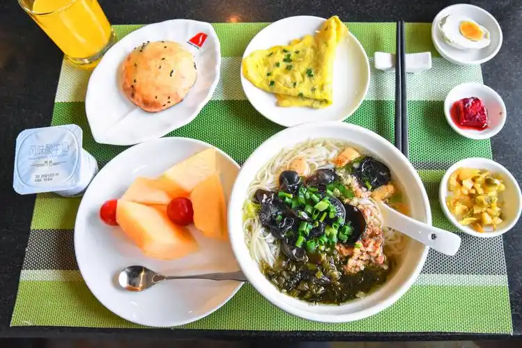 酒店早餐品类也很多,中西合璧,我最推荐的是缙云土爽面.