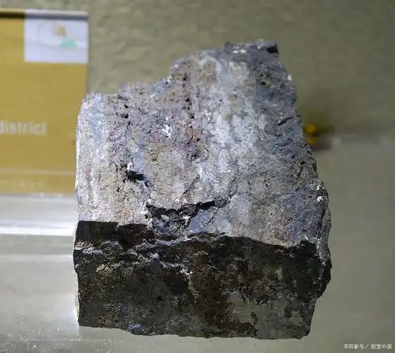 铂金(platinum)化学元素符号pt,是一种天然的白色贵金属是世界上最