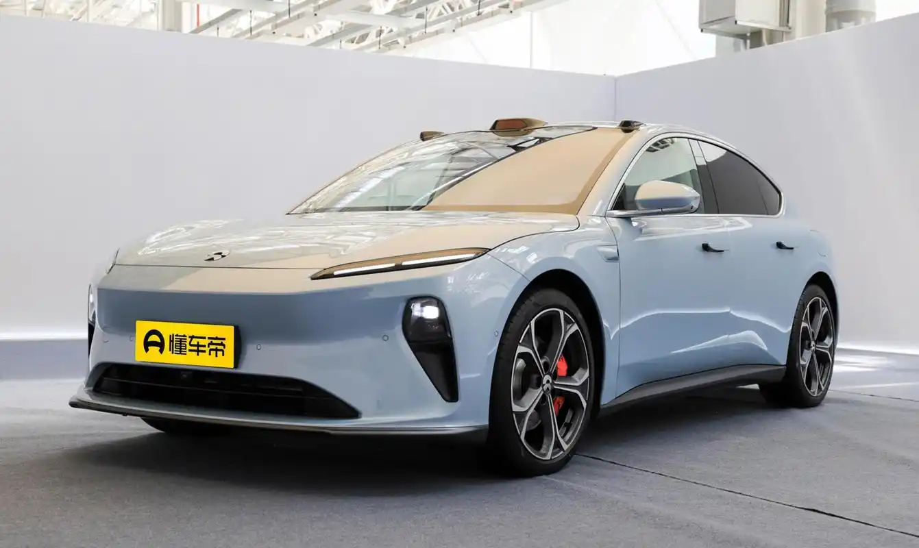 近日海外媒体拍摄到的一组奥迪新车型的谍照表明了全新奥迪a4的外观