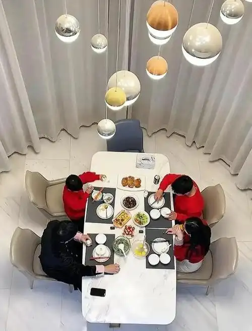 杨子一家四口豪宅过节黄圣依为老公系围裙秀恩爱大儿子很拘谨