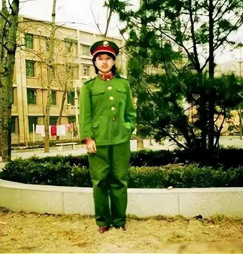 韩红自曝大学时是校花,看了她18岁的照片,我被惊艳了