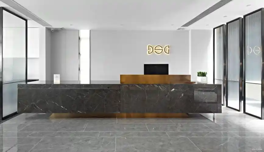 五楼办公室前台接待区:大气时尚,功能与创意形式共存,背景简洁明了的