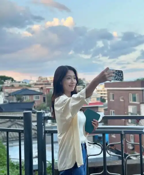 让人眼前一亮,朴信惠镜头前摆造型,清新甜美引来网友纷纷点赞_腾讯新