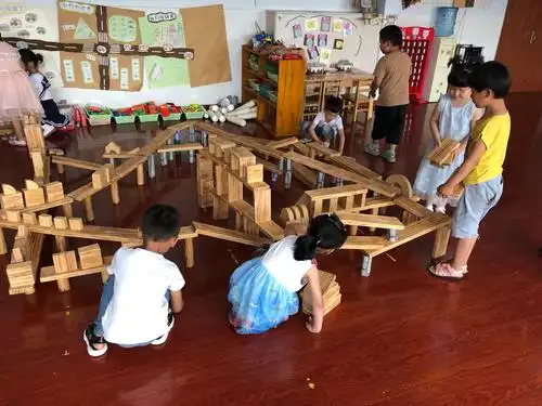 孩子们合作完成了一座壮观的积木立交桥!