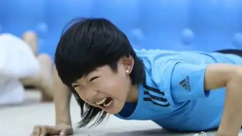 龙拳小子林秋楠第一次参加比赛就获得了冠军英雄出少年