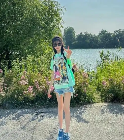 陆毅女儿初中毕业,一家四口合体为其庆祝,16岁陆雨萱长腿抢镜