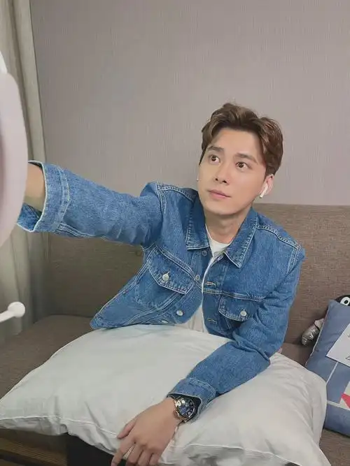 李易峰直播活动造型图 牛仔外套搭配白t少年感满满的峰哥……_高清