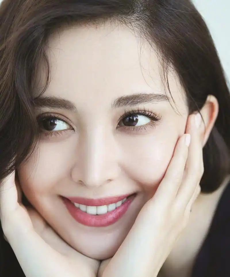 2020年最后一天,看到古力娜扎发了一组自拍05,竟然发现古力娜扎做