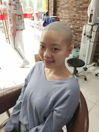 妈妈陪我一起剃的头发 妈妈不停的抹泪 剃完后告诉我也挺好看的