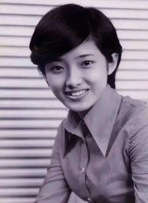 年过花甲的山口百惠街拍照曝光优雅地老去也是一种美感