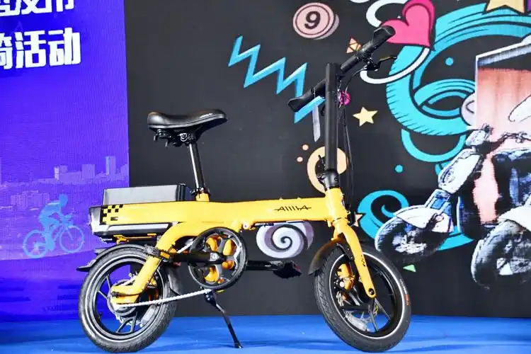 (图注:爱玛m1锂电折叠车)