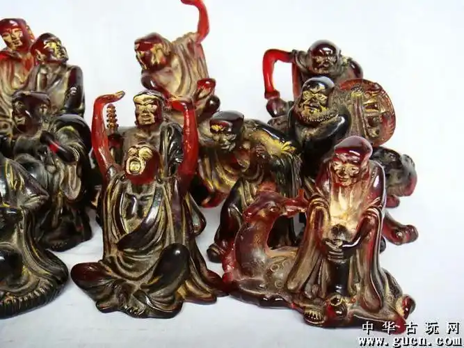 清老琥珀巧雕十八罗汉摆件