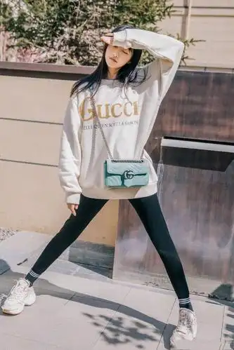 原创 郑爽好会穿,oversize套头卫衣搭紧身牛仔裤,"漫画腿"太抢镜了