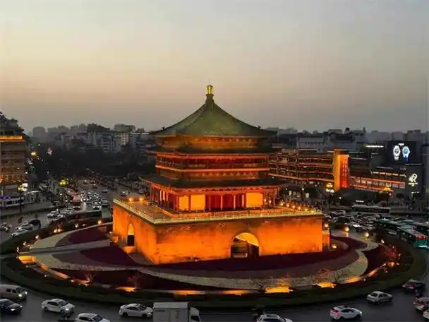 西安钟楼是城市中心的一座历史文化古迹,位于中国古都的中心.