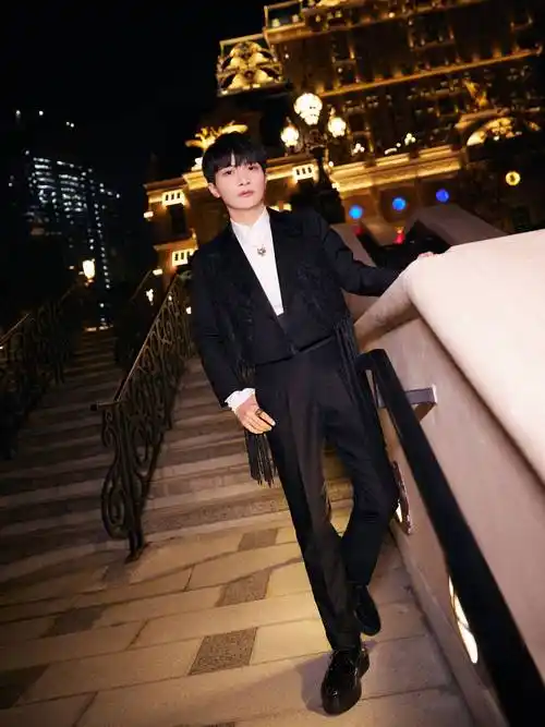 周深身着 st. john 黑色西装外套_剪裁_格调_光影