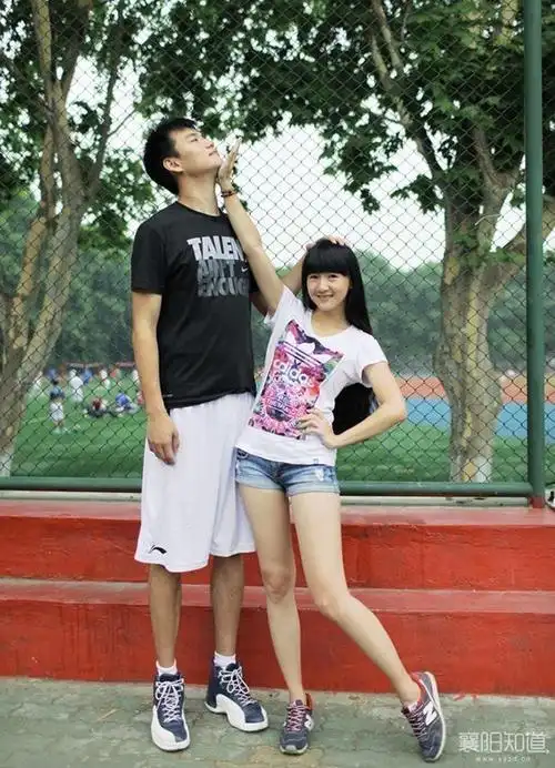 亲亲的时候女生确定不是在表演吞剑男生确定不是在吐?