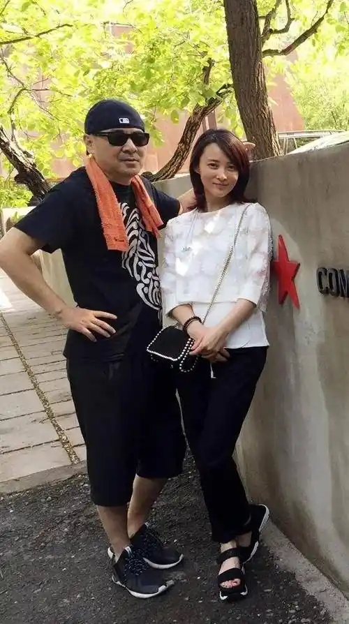 陈建斌逛国外跳蚤市场穿短裤好松弛,蒋勤勤素颜自信落落大方,满脸斑