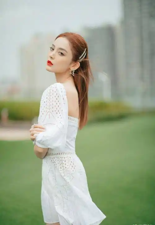 古力娜扎出席活动造型,初恋风镂空白短裙,有校花学姐那味儿了_清透