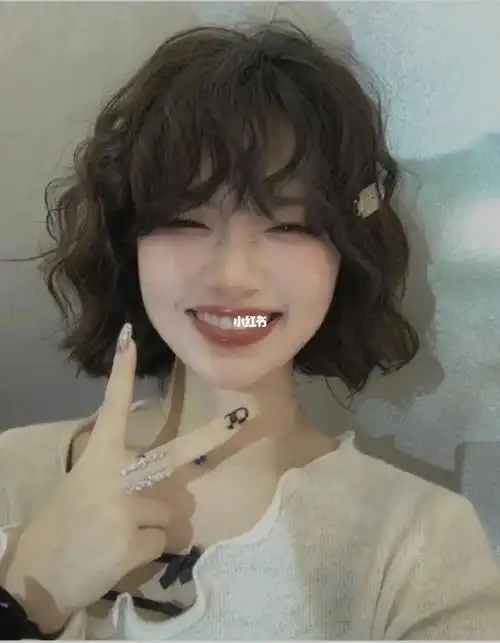 气质显脸小活泼可爱女生短发烫发慵懒港风_烫发_短发_发型_港风_复古