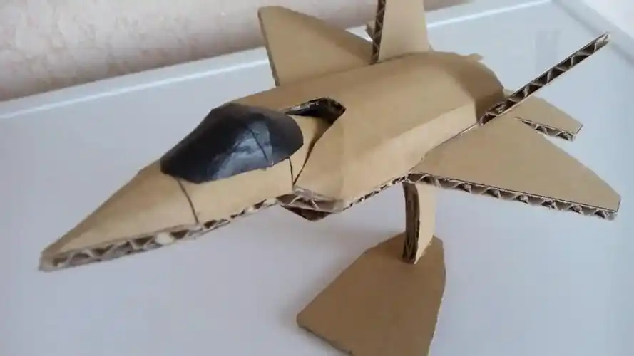 用纸板自制儿童玩具外形非常酷的战斗机看看他是怎么做的