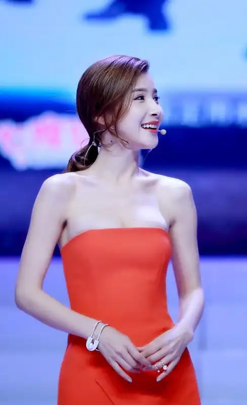 演员徐立穿抹胸裙险些遇尴尬