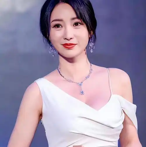 被柳岩的饱满身材迷住了穿一袭蕾丝红色连衣裙女神真美