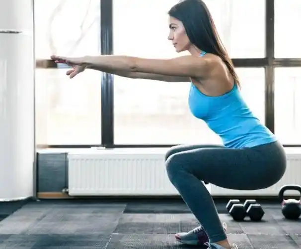 徒手深蹲应该怎么练