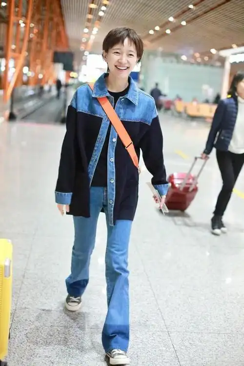 独特气质的焦俊艳穿牛仔套装走机场素颜依然高级又时髦