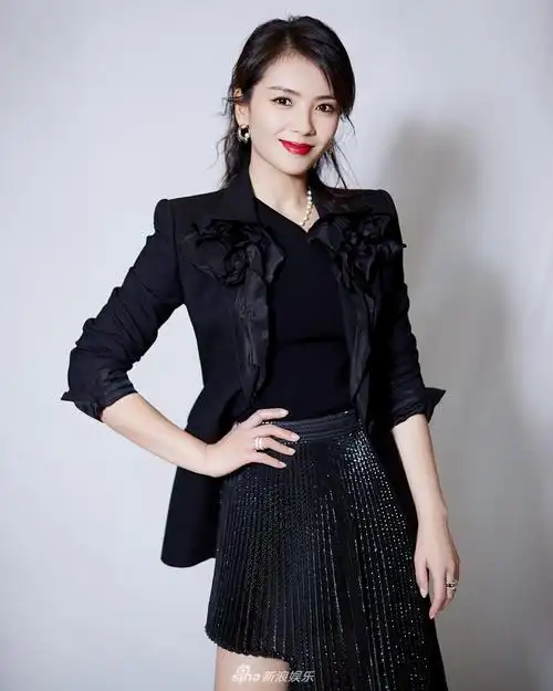 刘涛穿西装长裙拍写真秀身材 直盯镜头霸气浅笑又a又飒