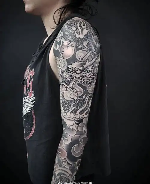 花臂传统黑灰风龙图案