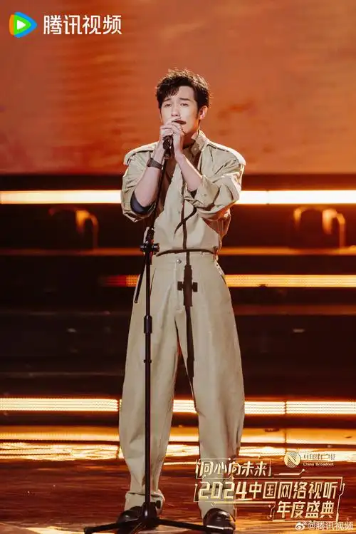 《狂风袭来》舞台花絮图新鲜出炉,一身工装搭配的白宇真的干练又帅气