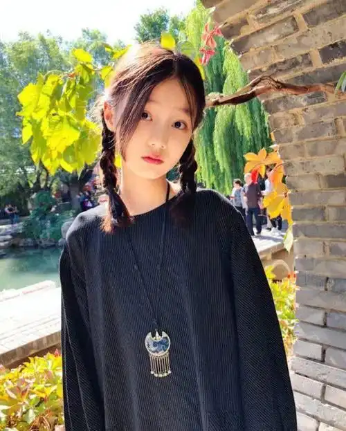 10岁女儿问妈妈什么是娃娃亲,听妈妈解释后,女儿:也不是不行