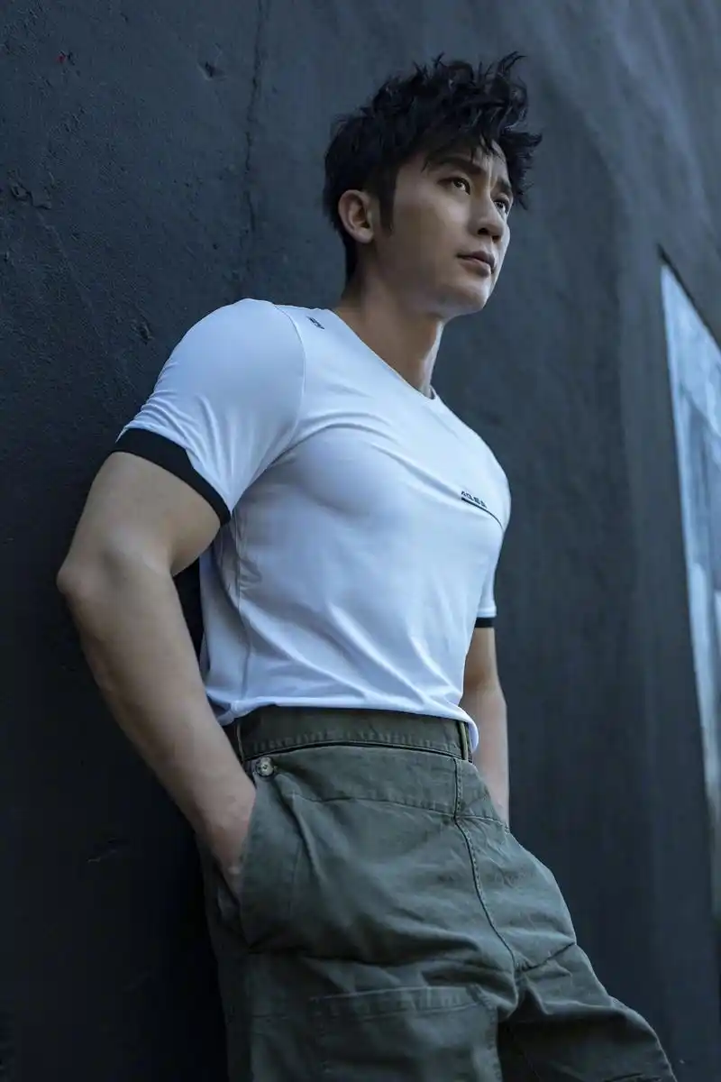 李晨单身后暴瘦灰t长裤走机场状态轻松肌肉缩水依旧有型