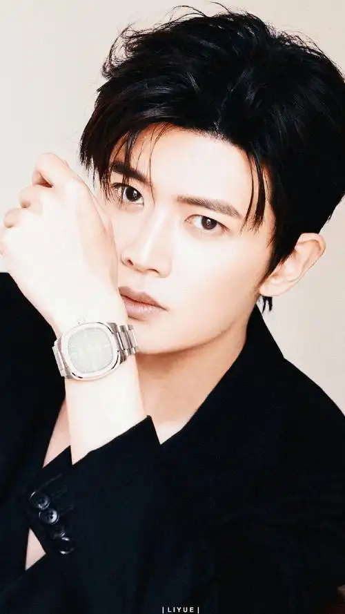 这张精致的脸越看越好看了 倾倒一片@任嘉伦allen#任嘉伦#rjl#任苒