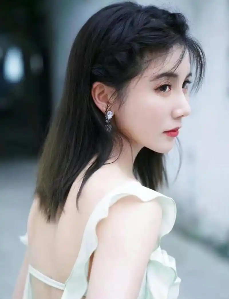 黄景瑜及其前女友王雨馨的情感纠葛:一场风波却友情深重  最近娱乐圈