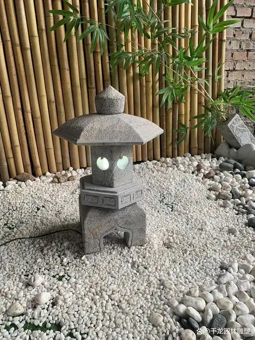 通过图片我们可以看到,石灯非常的小巧,高度50厘米,无论摆放在庭院里