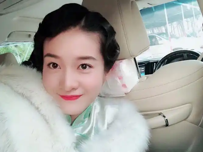 22岁张雪迎和27岁迪丽热巴,同是旗袍造型,年纪小的竟更优雅?