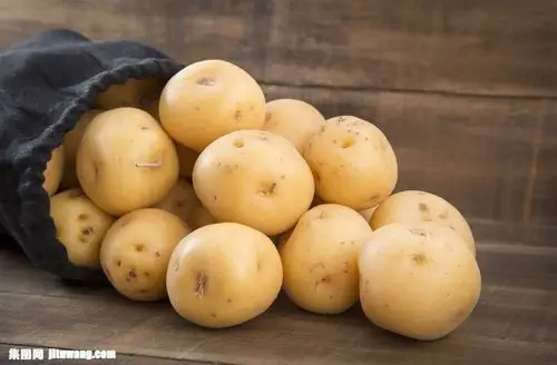 地板上的土豆图片