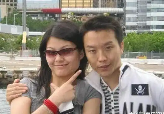 李玉刚外国妻子曝光, 长相一言难尽, 家庭背景却极其强大!