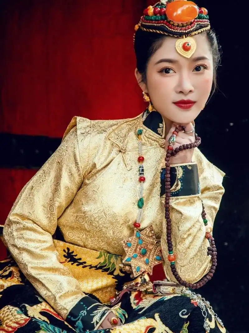 优雅端庄大气的卓玛96 真的不要太富贵了吧 / 92拍摄: 92拍摄地