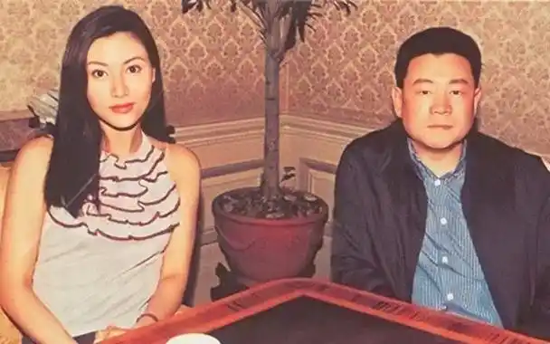 "港姐"蔡少芬,17岁替母还债跟刘銮雄6年,转身嫁张晋收获爱情