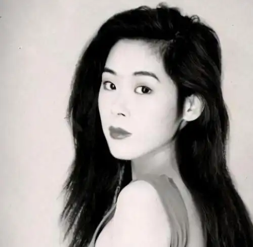 2002年,关淑怡与不丹活佛未婚生子,曾志伟被怀疑是孩子生父12年