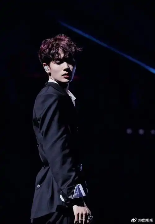 林彦俊今天是王子派黑色西装好贵气!脸颊比心好甜!生图堪比精修好帅!