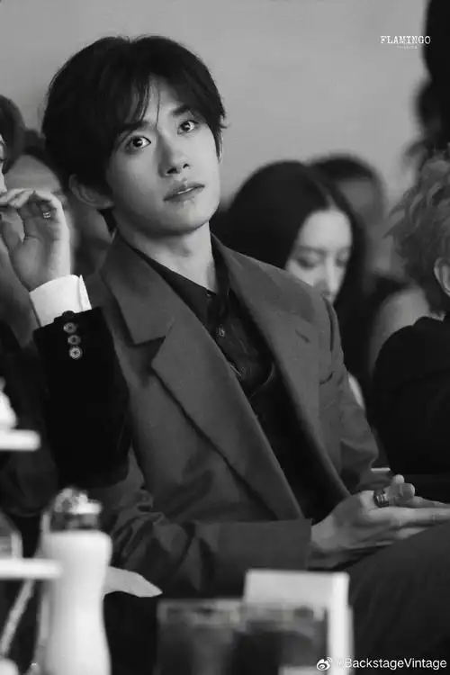 易烊千玺##易烊千玺芭莎台下镜头