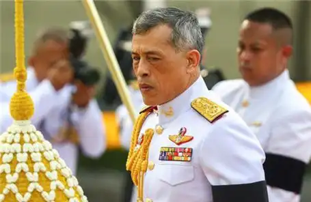 比如拉玛一世叫做郑华,拉玛五世叫做郑隆.为啥这些泰国国王都姓郑呢?