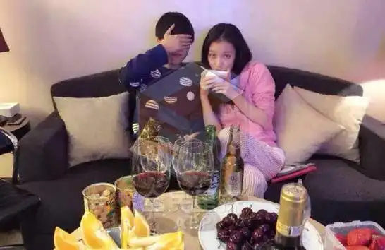 倪妮疑似与李宇春亲密照曝光(图)