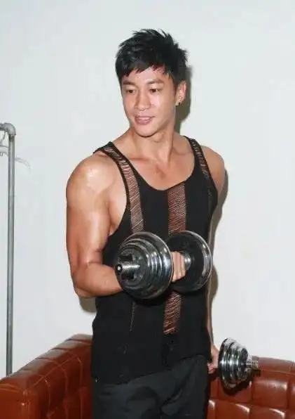 43岁何润东近照婚后太过于放纵如今从健身达人变成胖秃子