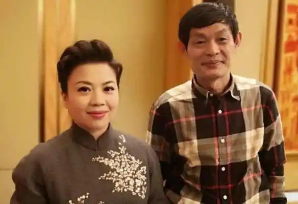 歌手张也和男朋友分开后,与吕继宏的关系更加亲密.